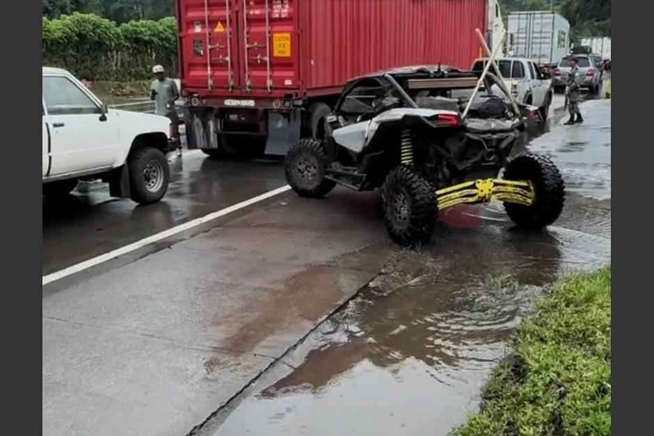 Un conductor de un vehículo a todoterreno se burló de una inundación para poder llegar pronto a su destino, presumió el viaje. (Foto: captura de pantalla)