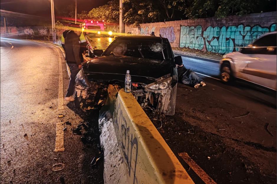 Un vehículo impactó contra un separador vial en la zona 5 capitalina. (Foto: Amílcar Montejo)