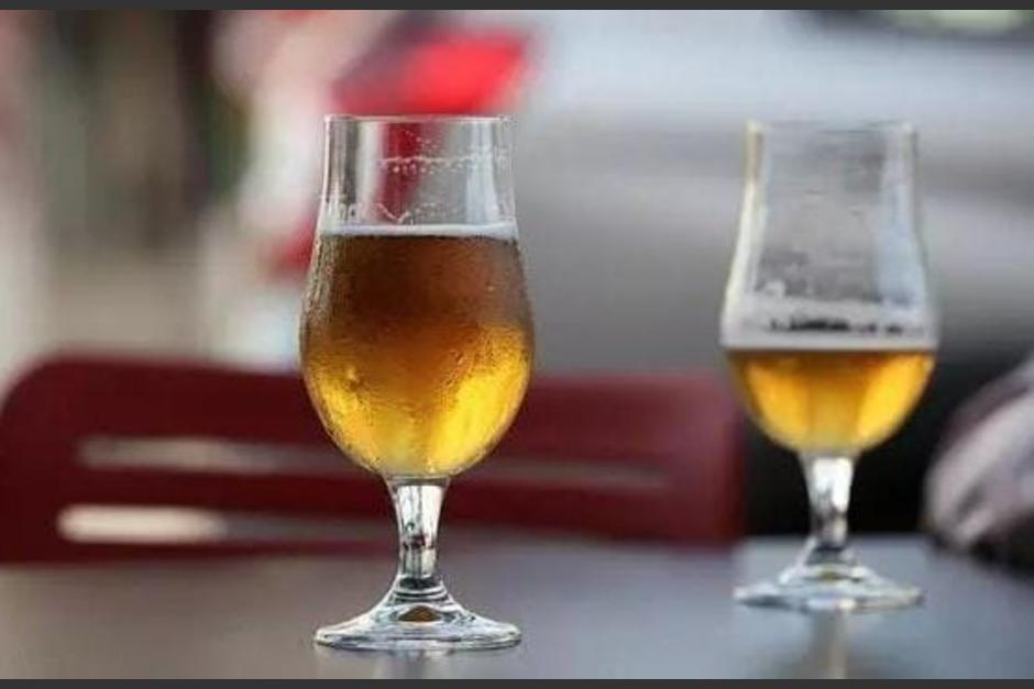 Los bares suelen usar una estrategia para vender más cerveza a sus clientes. (Foto: El País)