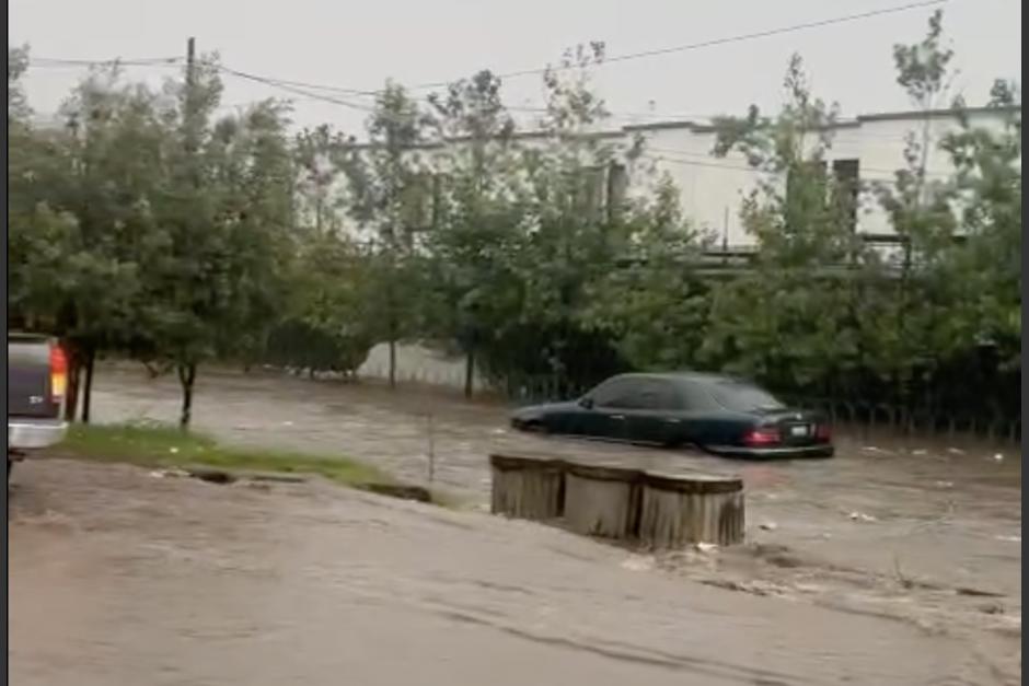 Las fuertes lluvias provocaron una inundación en la zona 4 de Villa Nueva. (Foto: captura de video)
