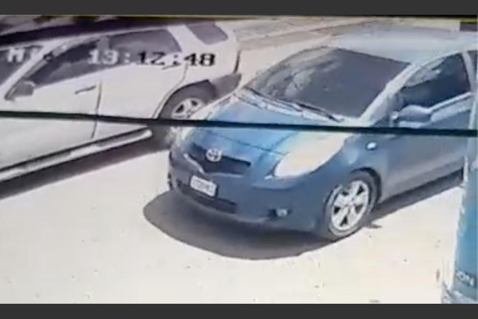 Graban el momento en que atacan a una pareja que se conducía en un vehículo. (Foto: captura de video)