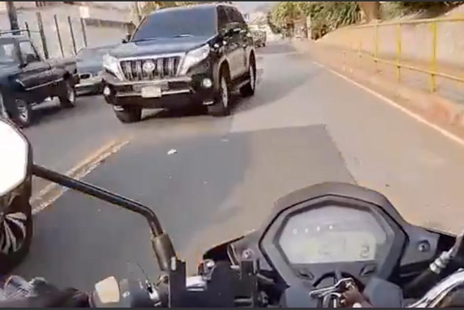 Un motorista le quiso dar un susto a un conductor que invadió imprudentemente su carril. (Foto: captura de pantalla)&nbsp;