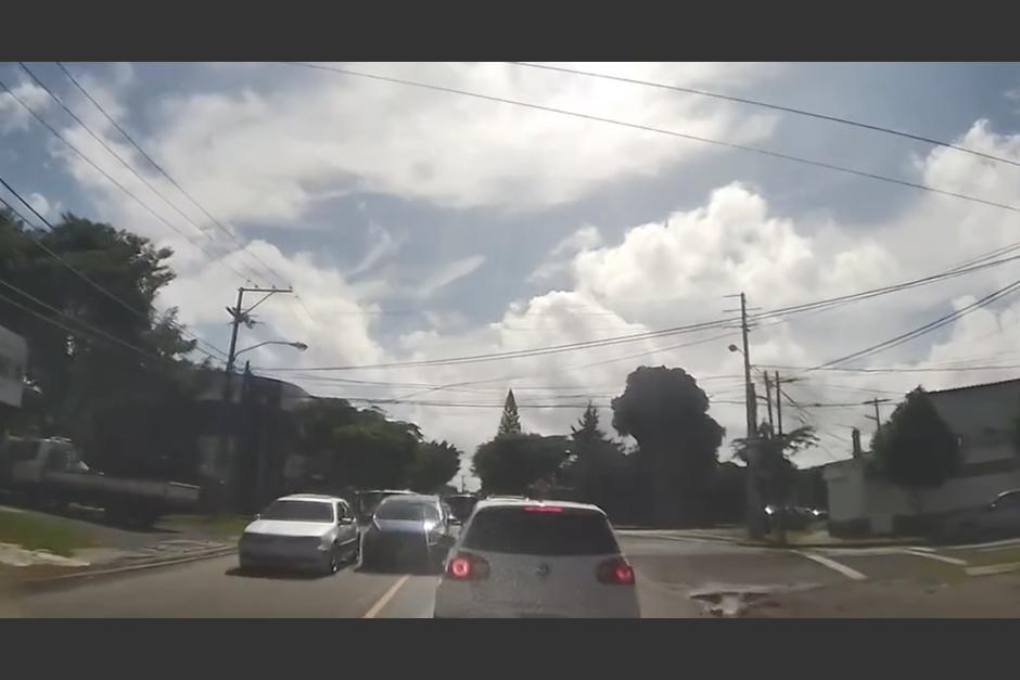 Conductora invade un carril por discutir con otro automovilista y provoca colisión. (Foto: captura de video)