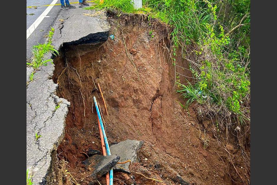 El socavamiento que pone en riesgo esta área de la carretera al Salvador. (Foto: Covial)
