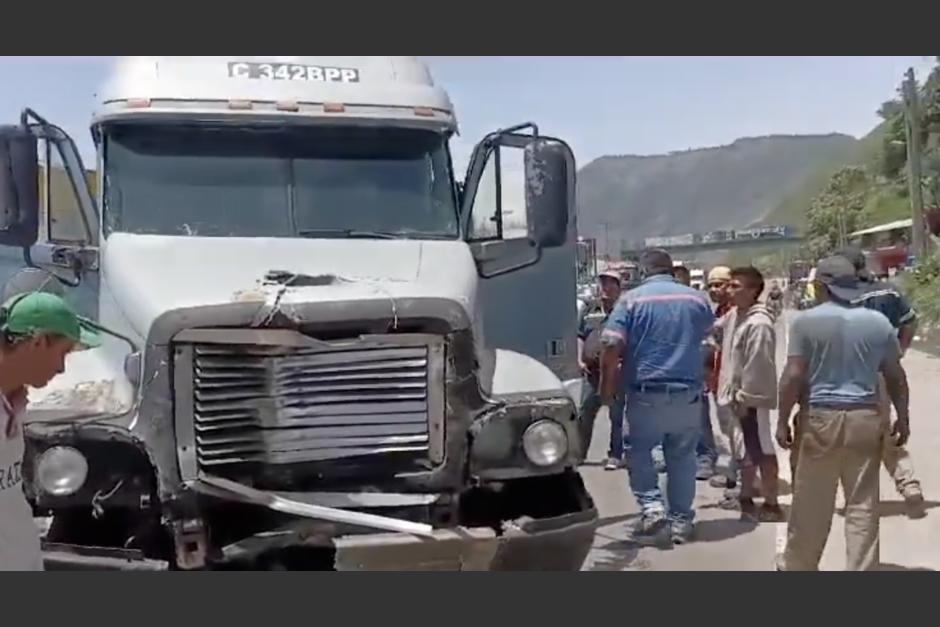 Dos vehículos del transporte pesado colisionaron en la ruta al Pacífico, lo ocurrido quedó grabado en video. (Foto: captura de video)