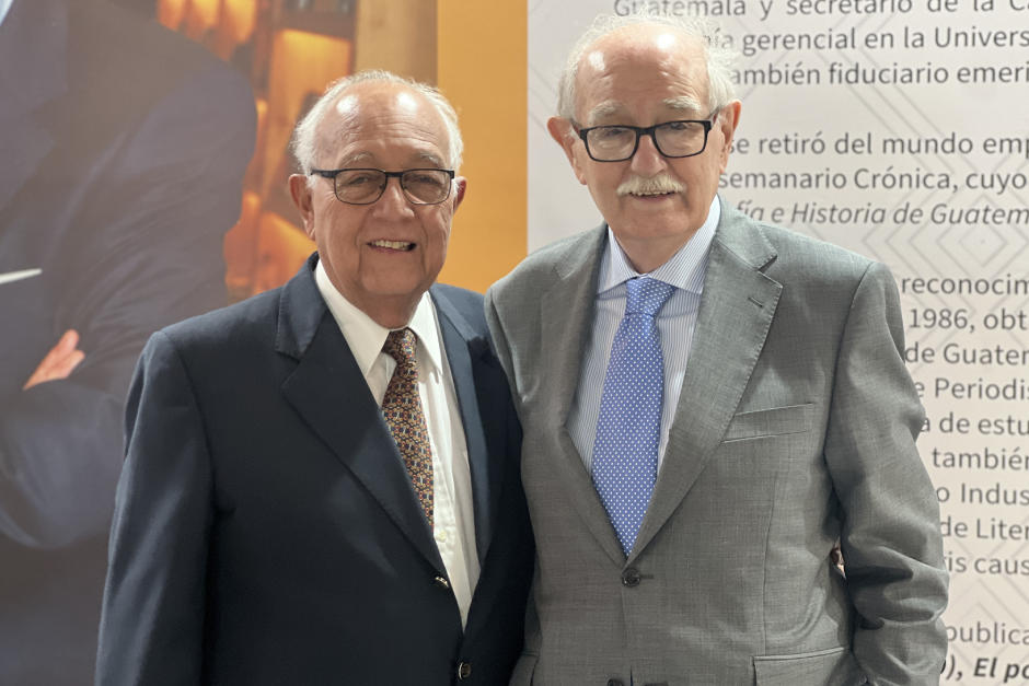 Miguel Ángel Asturias Amado junto a Francisco Pérez de Antón. (Fotografía: Fernando Pinetta / Soy502)