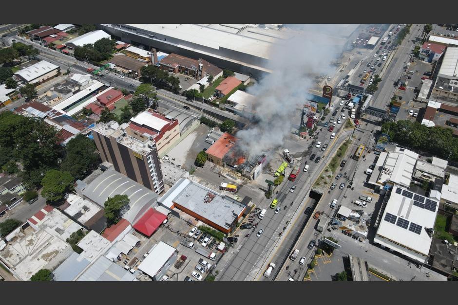 Un incendio de grandes proporciones consumió un reconocido restaurante de la avenida Petapa. (Foto: Juan Carlos Pérez/Soy502)&nbsp;