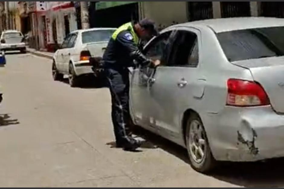 El agente de tránsito se acercó al vehículo y se vio sorprendido por lo que encontró dentro. (Foto: captura de video)