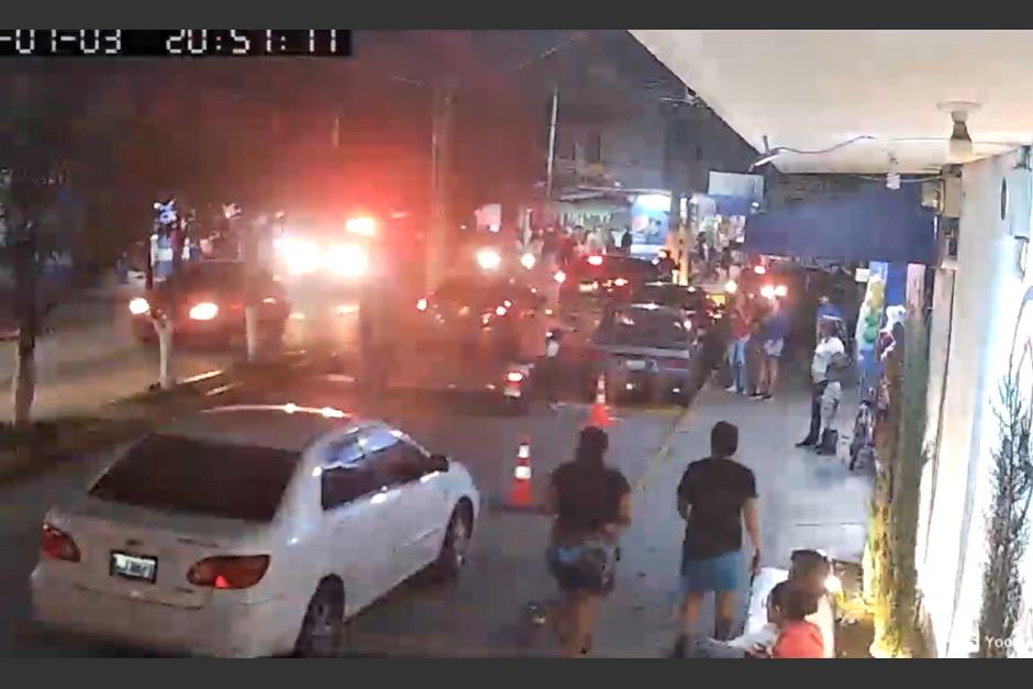 Una cámara de seguridad en la colonia Ribera del Río captó los momentos de tensión entre vecinos y PNC. (Foto: captura de pantalla)&nbsp;