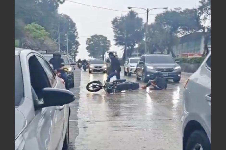 Un video de tres motoristas que se accidentaron al mismo tiempo en zona 4 se hizo viral en redes sociales. (Foto: captura de pantalla)&nbsp;