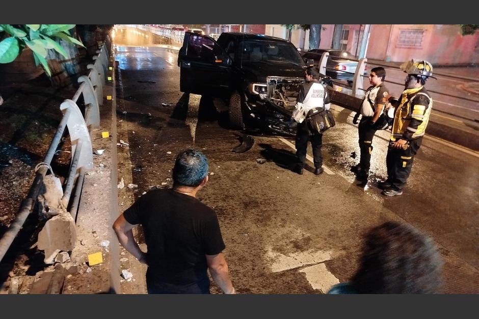 Un conductor perdió el control y se accidentó en el paso a desnivel de la zona 10. (Foto: Bomberos Voluntarios)