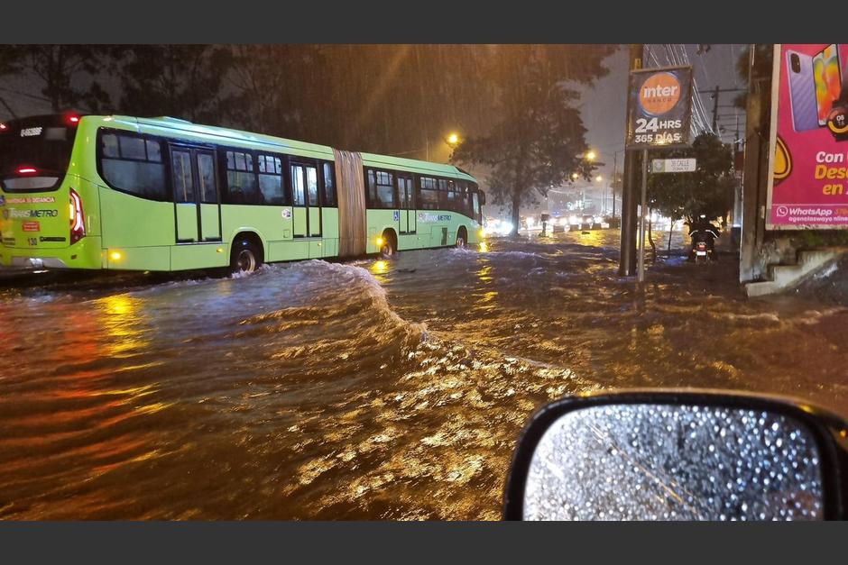 Las severas inundaciones que se registran la noche de este viernes en la ciudad de Guatemala. (Foto: Dalia Santos/PMT Villa Nueva)