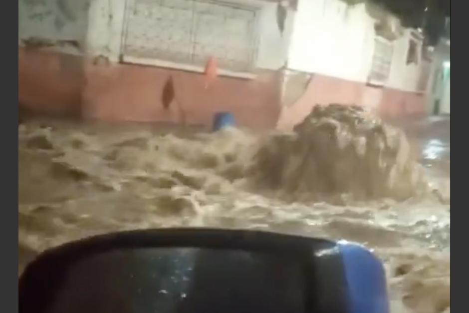 Se registran severas inundaciones en varios sectores de Quetzaltenango. (Foto: Stereo 100 Noticias)