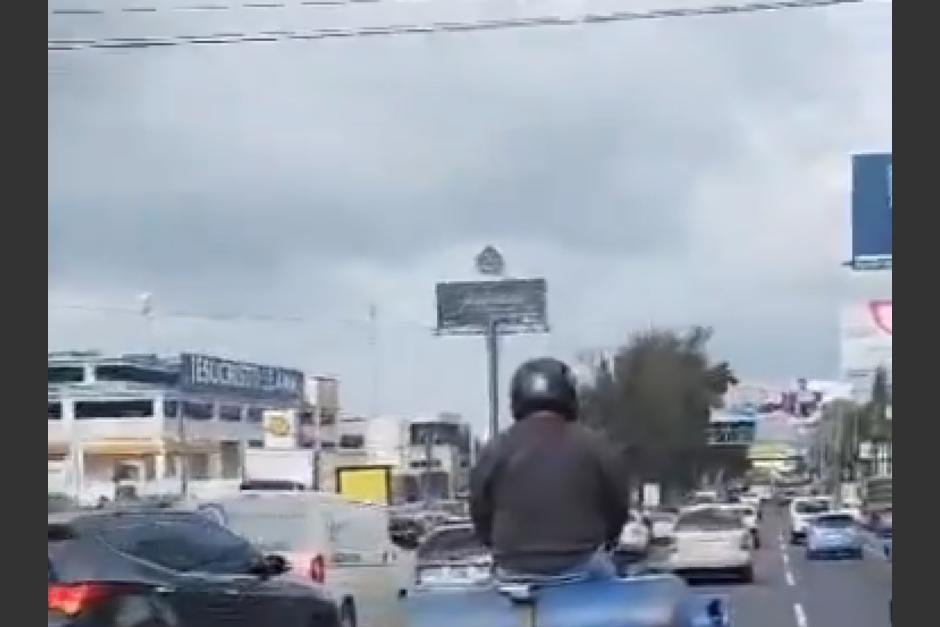 Graban imprudencia de motorista en pleno tráfico. (Foto: captura de video)