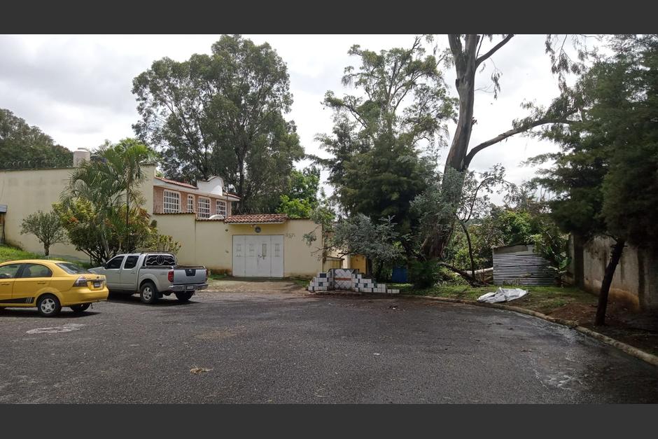 Un árbol cayó sobre una vivienda ubicada en la 23 avenida de Ciudad San Cristóbal 2, zona 8 de Mixco. (Foto: Conred/Soy502)