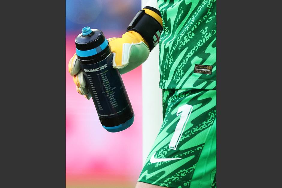 Esta botella fue clave para el éxito de Inglaterra vs. Suiza este sábado. (Foto: Eurocopa/Soy502)