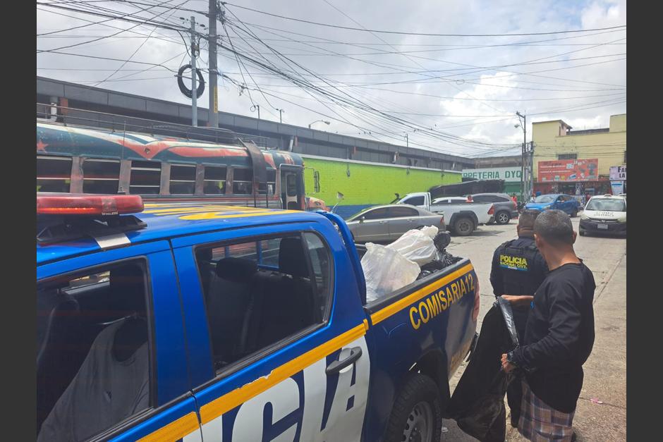 &nbsp;Agentes de la PNC fueron sorprendidos mientras tiraban basura en la calle. (Foto: Mingob/Soy502)