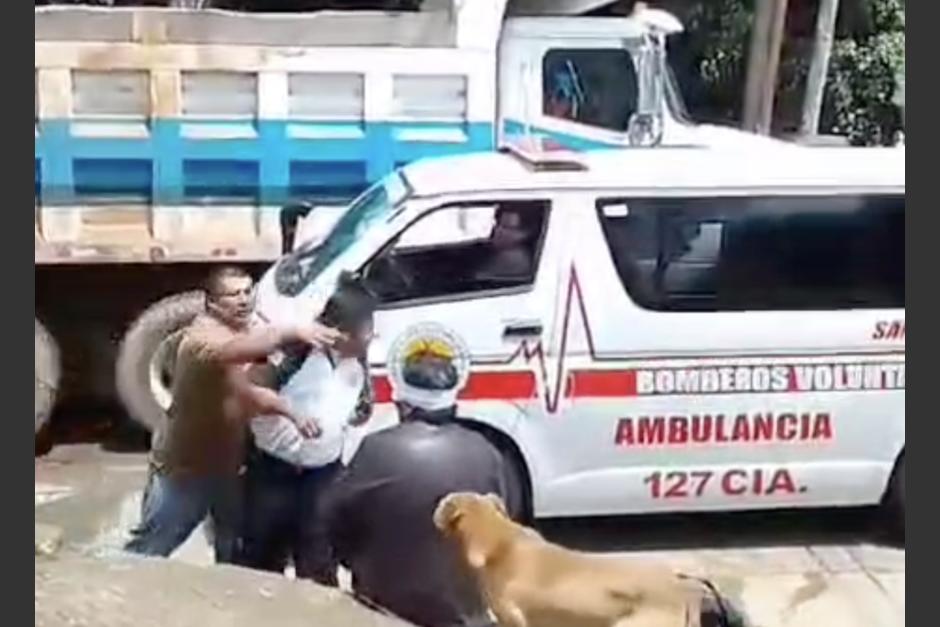 Graban a un conductor que golpeó a un bombero voluntario que atendía una emergencia. (Foto: captura de video)