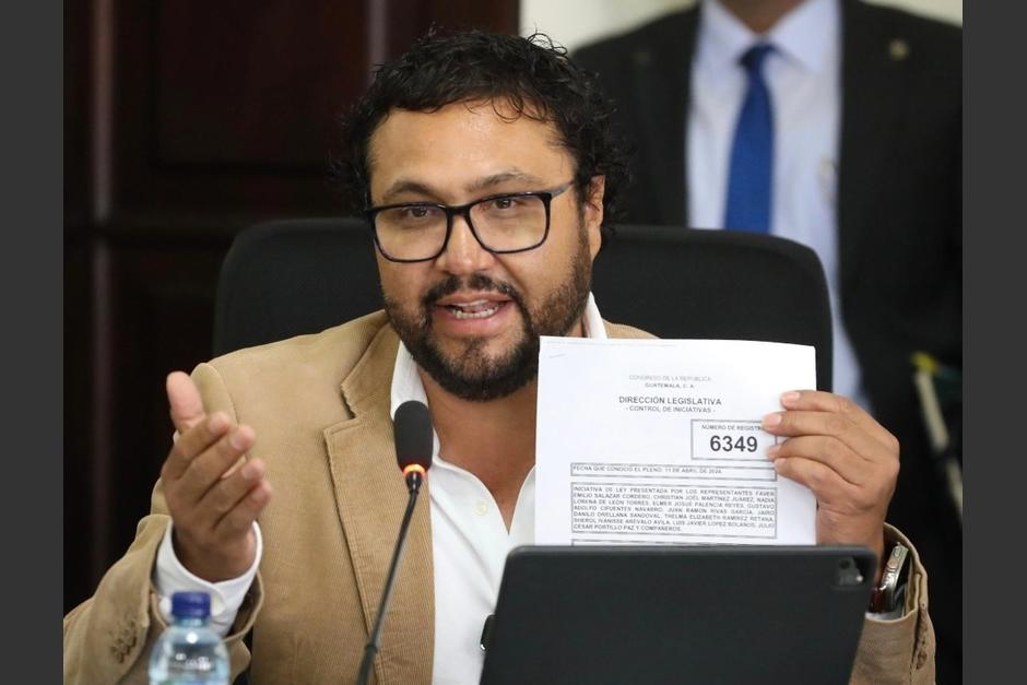 El diputado Byron Tejeda informó a alcaldes sobre la propuesta de ley que busca exonerar deudas por energía eléctrica. (Foto: Congreso)