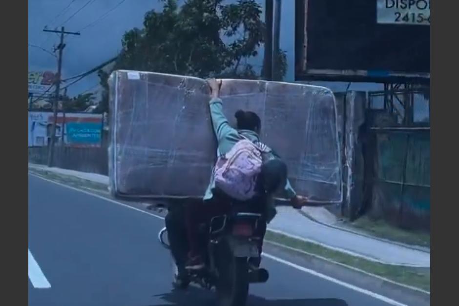 Graban imprudencia de motorista en pleno tráfico. (Foto: captura de video)