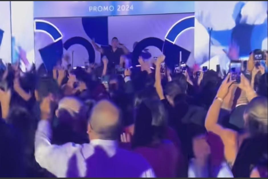 Un cantante internacional sorprendió a los asistentes de una fiesta de graduación en Guatemala. (Foto: captura de video)
