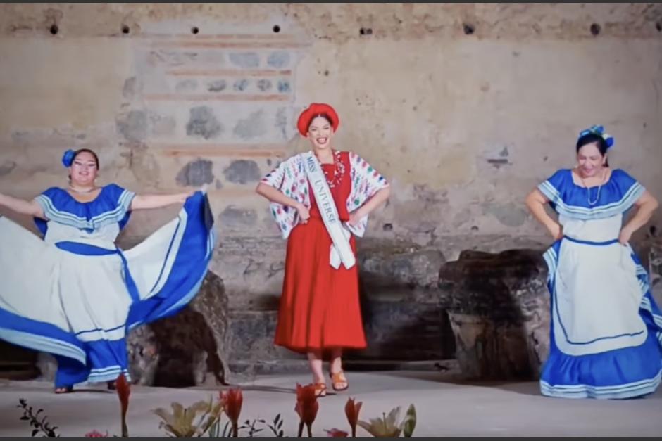 La actual Miss Universe sorprendió vistiendo indumentaria guatemalteca al ritmo de música de su país. (Foto: captura de video)