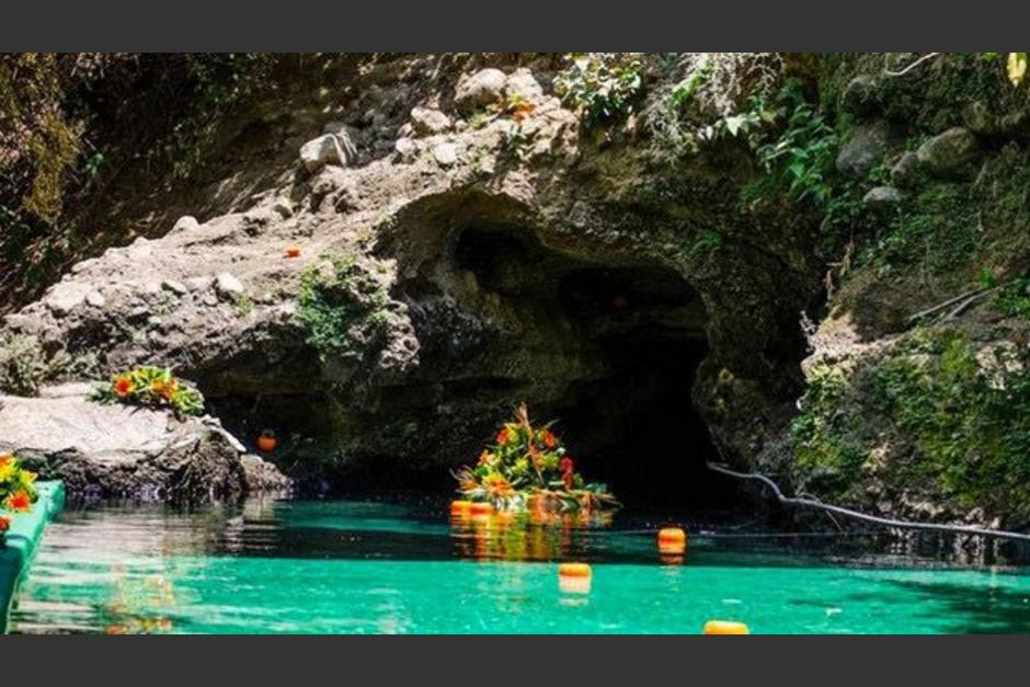 La Cueva de Anda Mira es un espectáculo natural y asombroso. Al sumergirte lo sentirás agradable, porque el agua está en temperatura caliente. (Foto: GuateValley.com)&nbsp;