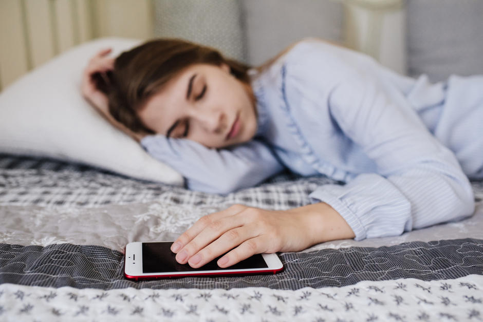 Estas son las razones por las que no debes de dormir con tu celular cerca de ti. (Foto: Shutterstock)