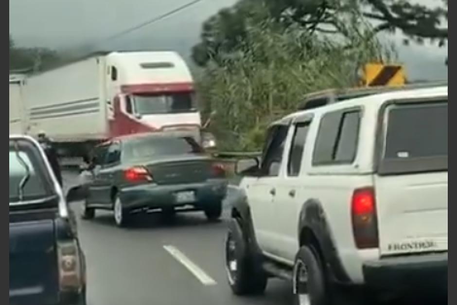 Tráiler es captado conducir contra la vía en pleno tránsito. (Foto: captura de video)