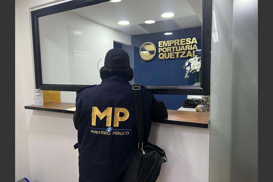 MP realiza una diligencia de allanamiento en la Empresa Portuaria Quetzal (EPQ). (Foto: MP)