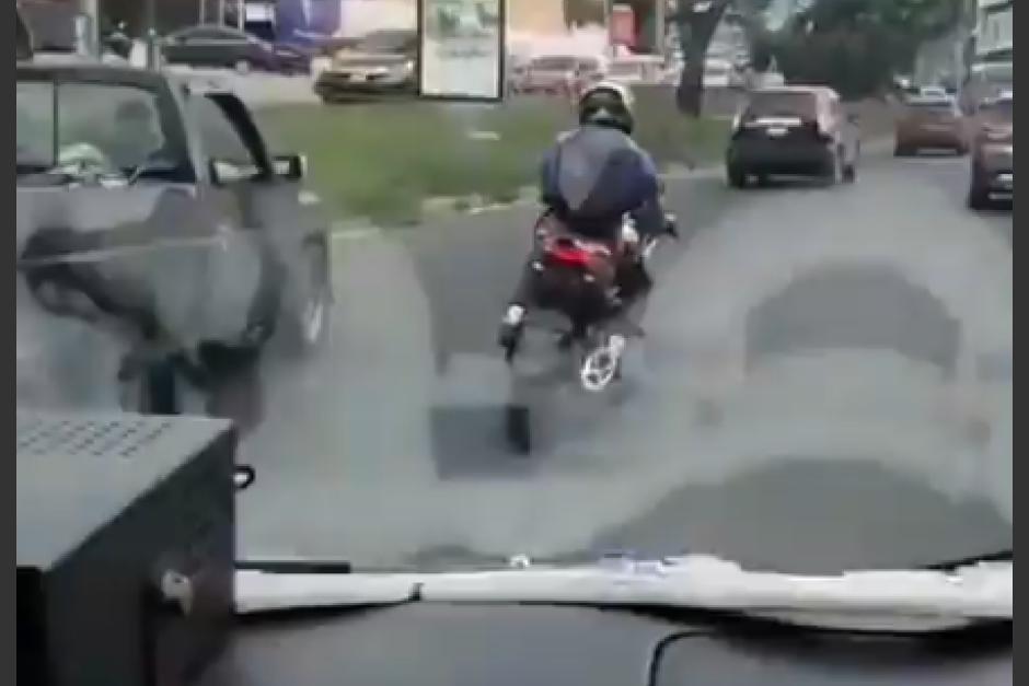 Graban a motorista cuando le impedía el paso a una ambulancia. (Foto: captura de video)