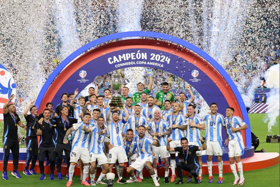 La selección de Argentina celebró con el título en alto la nueva victoria colectiva. (Foto: AFP)