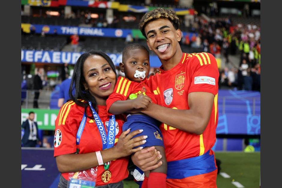 El jugador compartió con su mamá y su pequeño hermano tras coronarse campeón con España. (Foto:&nbsp;@Somhiseremfcb)