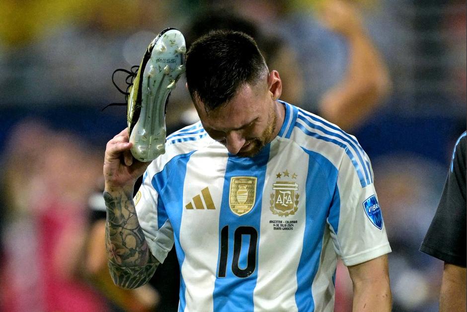 Lionel Messi tuvo que quitarse el zapato tras sufrir la lesión en su tobillo derecho que lo retiró de la final de la Copa América. (Foto: AFP)