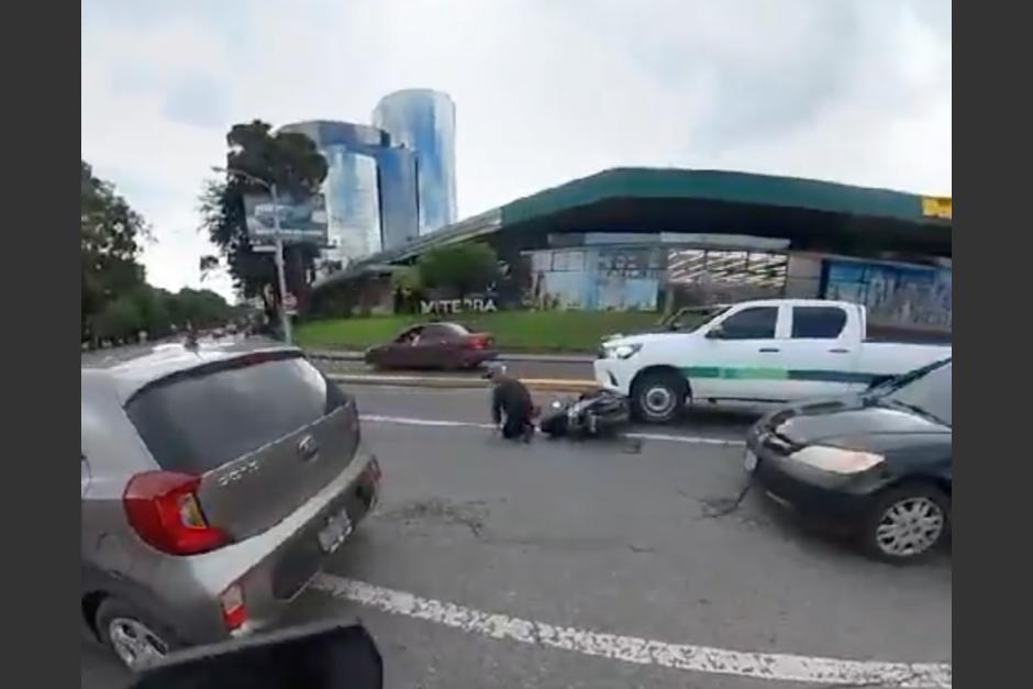 Motorista casi termina aplastado por un picop tras chocar con otro carro que no puso su pide vías. (Foto: captura de pantalla)&nbsp;