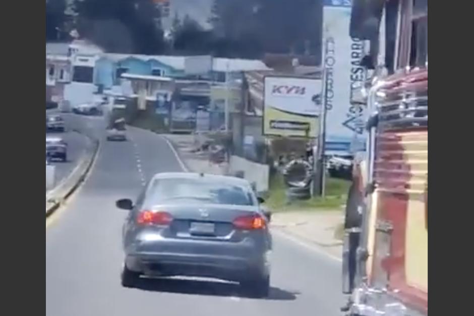 Captan el momento en que dos conductores protagonizaron una pelea en la ruta de San Mateo, Quetzaltenango. (Foto: captura de video)