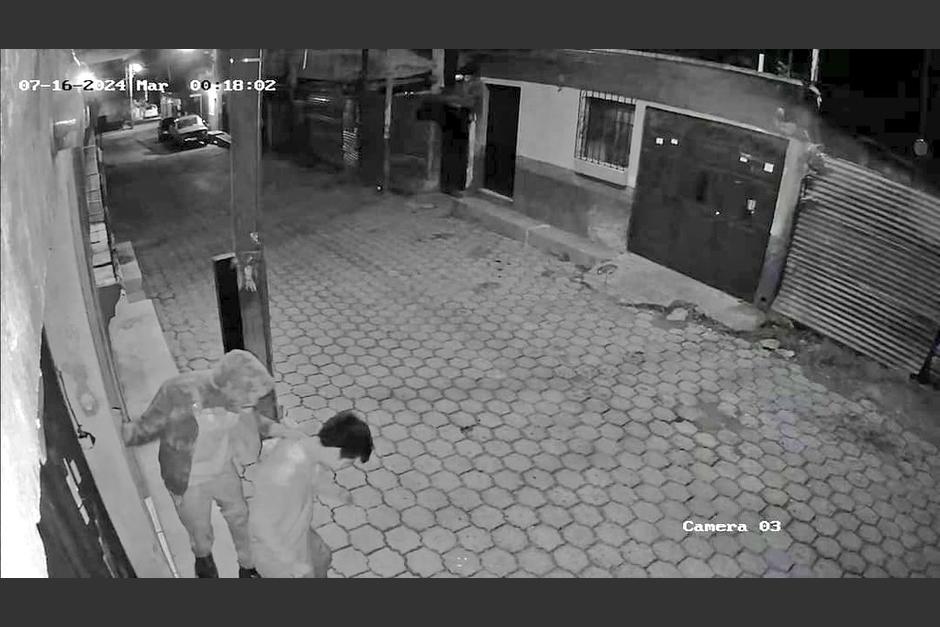 Captan en video el robo de otra cámara de seguridad. (Foto: redes sociales)