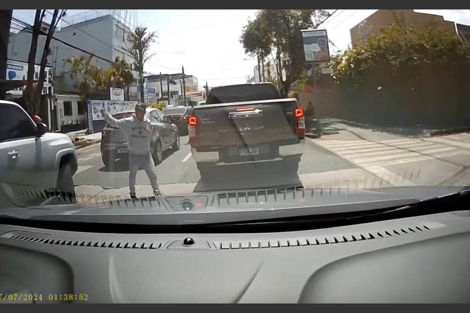 Graban asalto contra conductor en el tránsito de la zona 9. (Foto: captura de pantalla)&nbsp;