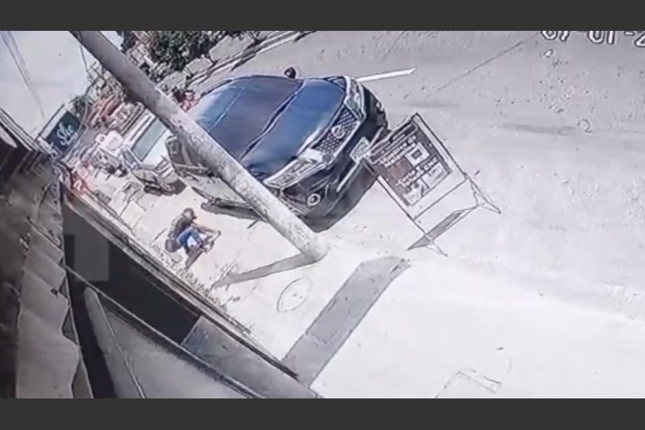 Captan el momento en que hombres dañan un vehículo para robar una fuerte suma de dinero en Quetzaltenango. (Foto: captura de video)