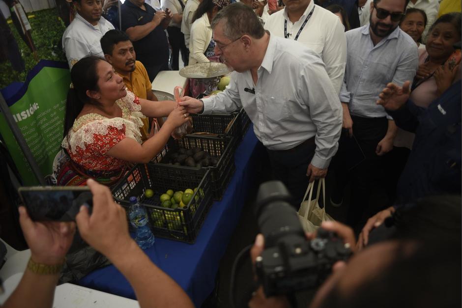 El presidente Bernardo Arévalo visitó la Feria del Agricultor, que se llevó a cabo en la zona 13. (Foto: Wilder López/Soy502)&nbsp;