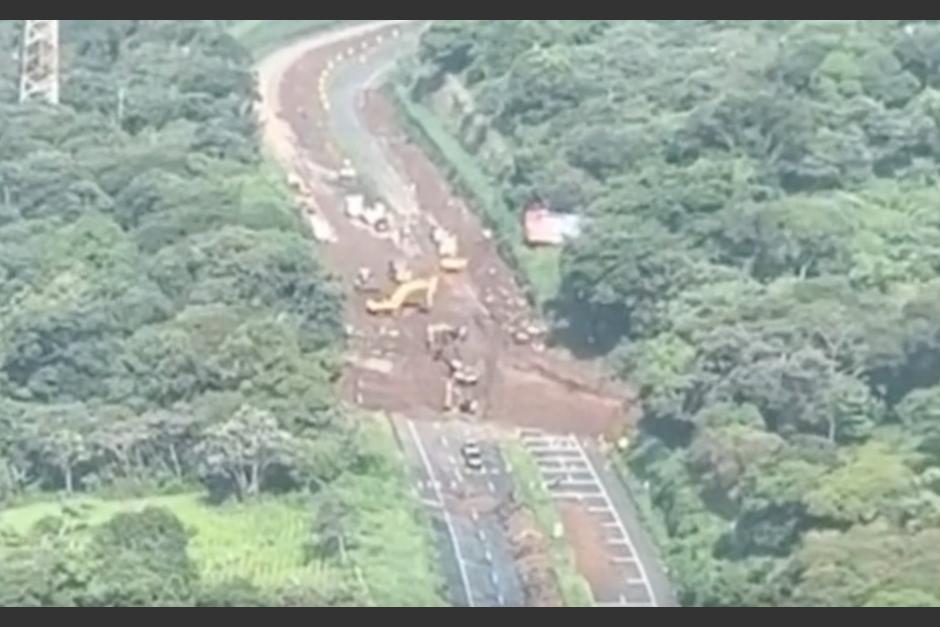 Hundimiento en la Autopista Palín-Escuintla dejó severos daños en varios kilómetros de la carretera. (Foto: captura de pantalla)&nbsp;