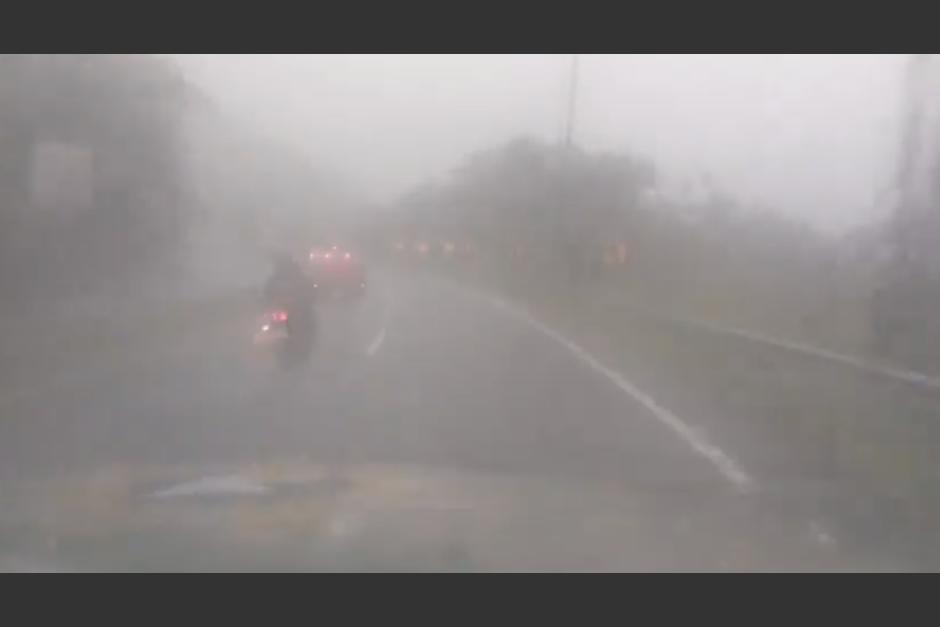 Se registran fuertes lluvias en la carretera que conduce al Salvador, complica la visibilidad de los conductores. (Foto: Provial)