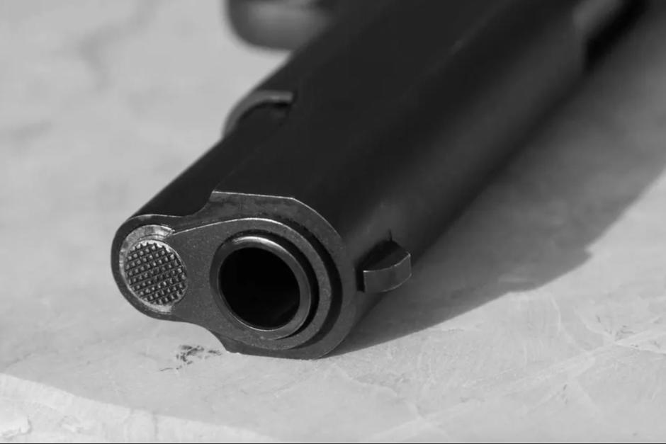 Una mujer se disparó accidentalmente en el rostro cuando presumía y jugaba con un arma, en México. (Foto ilustrativa: NMás)