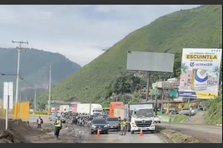El tránsito se encuentra completamente detenido en la ruta al Pacífico, por trabajos de limpieza tras las fuertes lluvias. (Foto: PMT de Amatitlán)