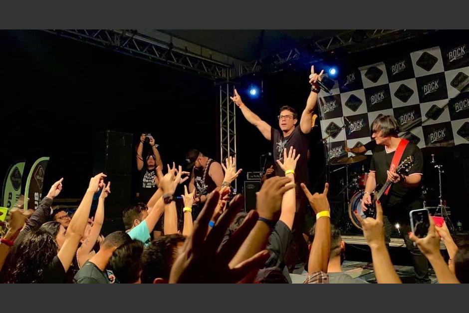 Ayres Sasaki el cantante brasileño muere electrocutado cuando recibe abrazo de un fan en pleno concierto. (Foto: Instagram).&nbsp;