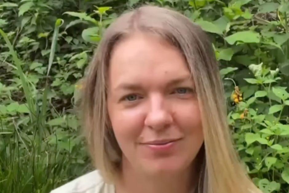 Zoe, la profesora británica que se embarca en el desafío de aprender chapinismos durante un período de 100 días y sus videos son icónicos por los escenarios que utiliza. (Foto: TikTok)