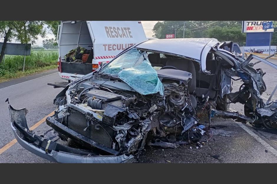 El conductor que fue rescatado con vida tras un aparatoso accidente de tránsito en la ruta al Atlántico. (Foto: Bomberos Voluntarios)