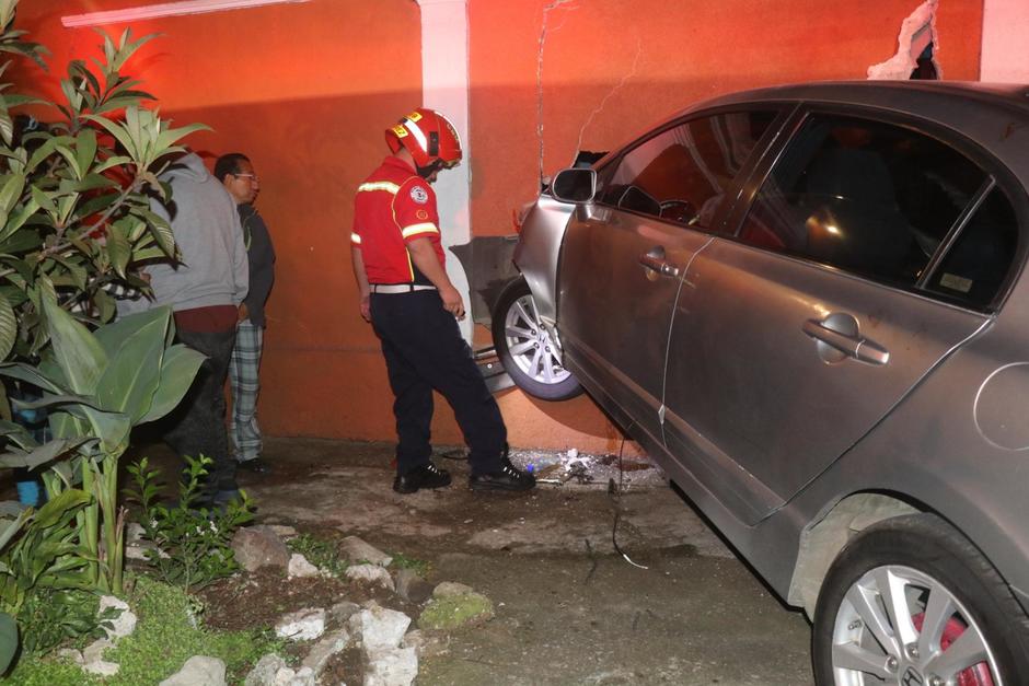 Un conductor perdió el control y terminó empotrado en una vivienda en la colonia La Reformita, zona 12 capitalina. (Foto: Bomberos Municipales)
