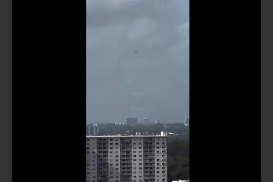 Se registró en video un objeto extraño volando en el cielo de Miami. (Foto: captura de pantalla)