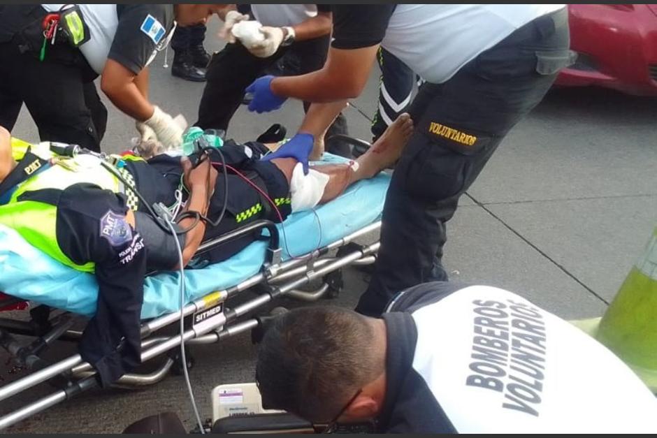 Un agente de la PMT de Villa Nueva resultó herido durante una balacera ocurrida en la calzada Concepción. (Foto: Bomberos Voluntarios)